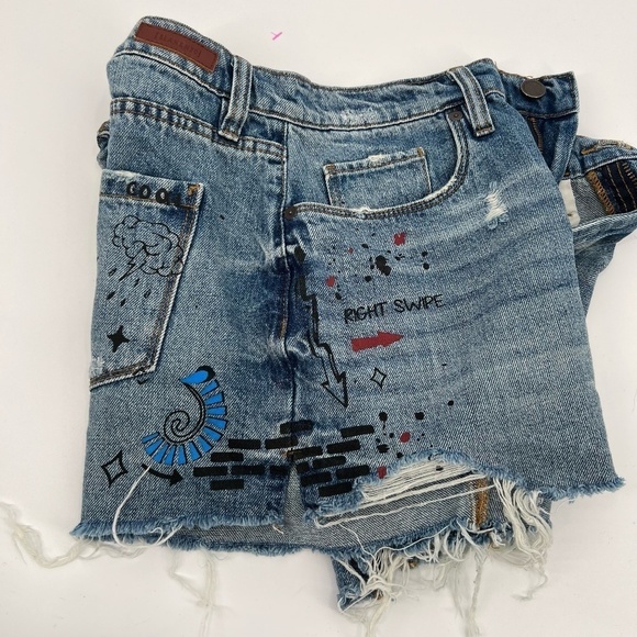 BLANK NYC Pin-Up High Rise Distressed Graffiti Jean Shorts Size 28 Women's - Picture 5 of 10